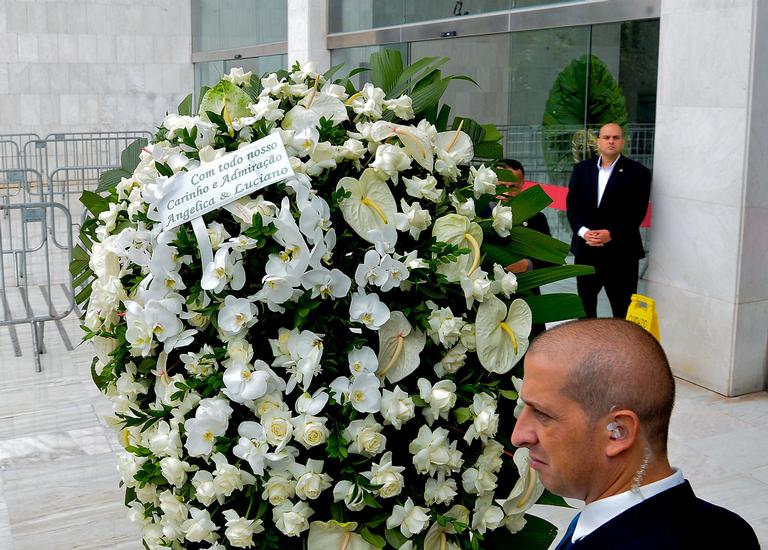 Coroa de flores Angélica e Luciano Huck