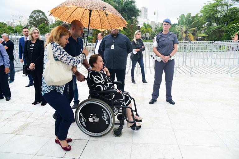 Mãe de Gugu chega ao velório