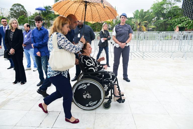 Mãe de Gugu chega ao velório