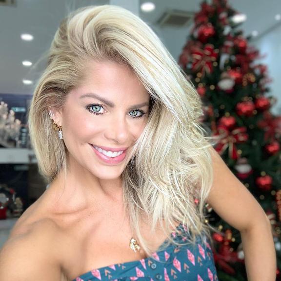 Karina Bacchi repagina cabelo para as festas de final de ano e impressiona web