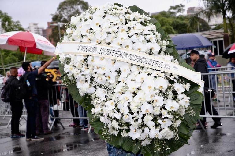 Xuxa envia coroa de flores para o velório de Gugu Liberato