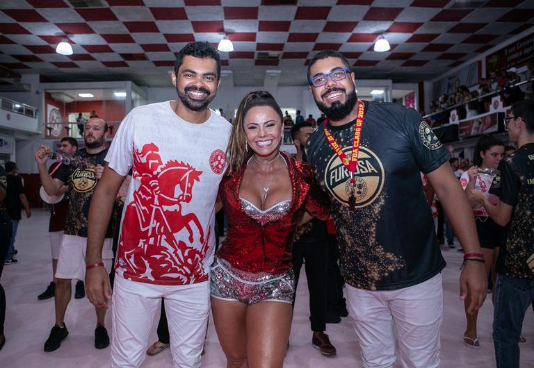 Viviane Araújo posa com os mestres da bateria Furiosa