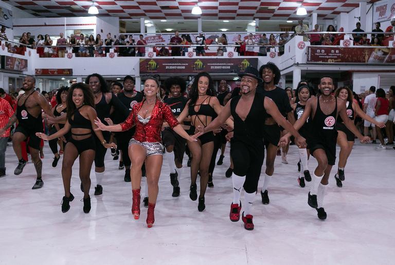 Viviane Araújo samba ao lado de passistas em ensaio no Salgueiro