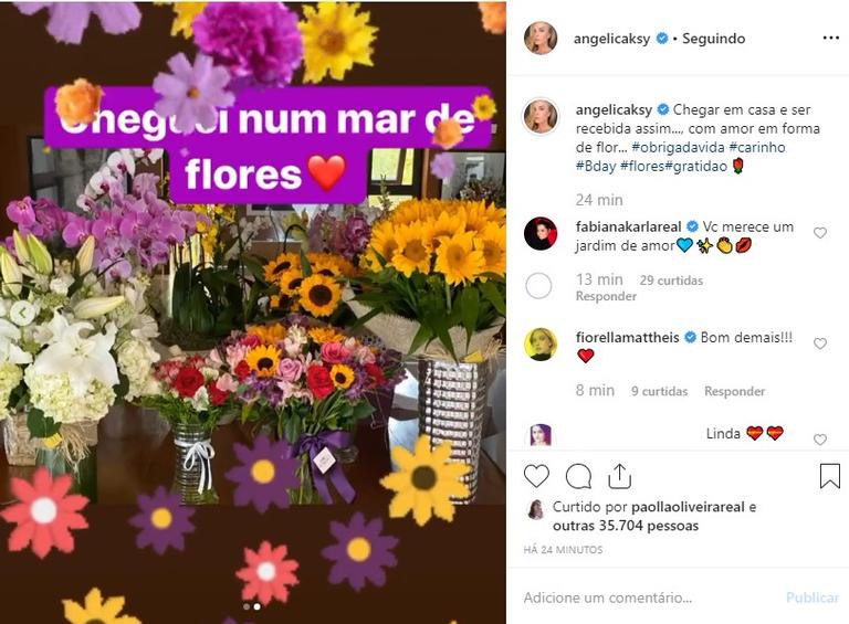 Angélica mostra flores que ganhou de aniversário