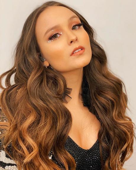 Com make arrasadora, Larissa Manoela celebra entrada de dezembro