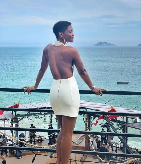 Erika Januza surge com as costas nuas e impressiona