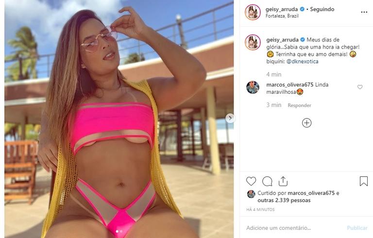 Geisy Arruda posa com biquíni rosa neon e é elogiada na web