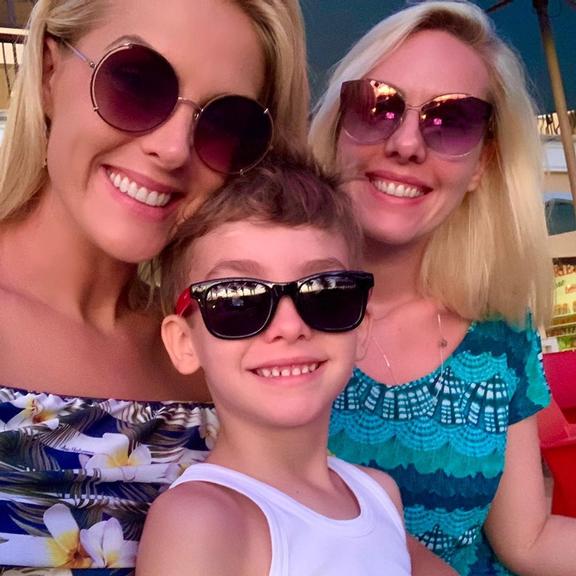 Ana Hickmann com o filho e a irmã no Caribe