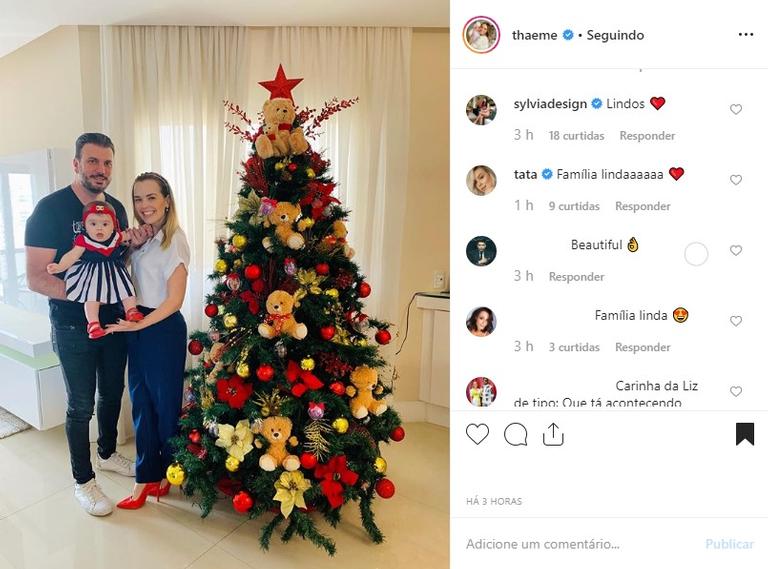 Thaeme Mariôto com a filha e o esposo