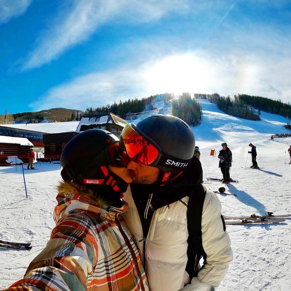 Malvino Salvador beijando a esposa nos Estados Unidos