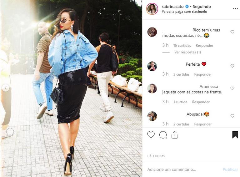 Sabrina Sato de jaqueta ao contrário