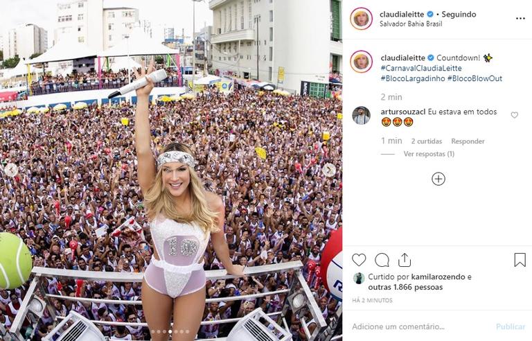 Claudia Leitte anima fãs com cliques de Carnavais passados