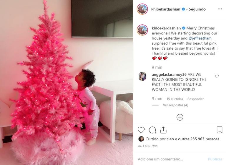 Filha de Khloe Kardashian aparece ao lado da árvore de Natal