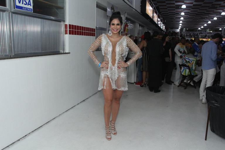 Raissa Machado marca presença em evento de samba