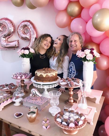 Carla Diaz comemora aniversário ao lado dos pais