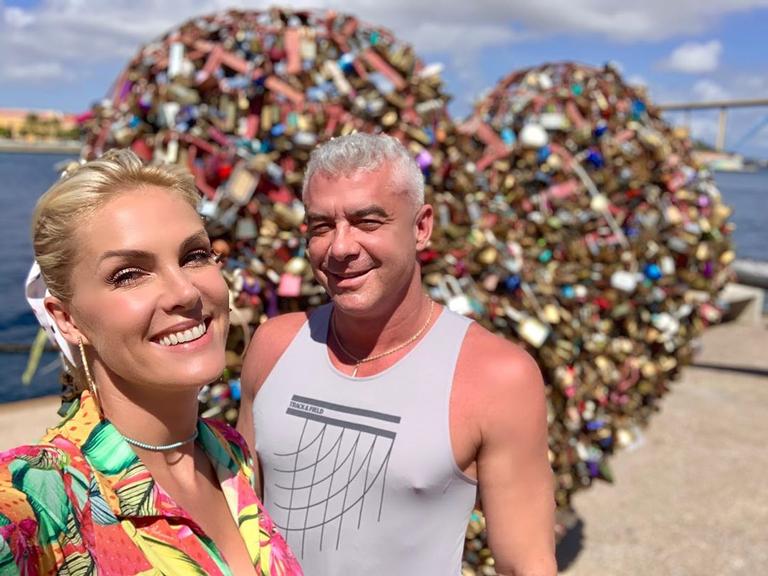 Em viagem para o Caribe, Ana Hickmann posa ao lado do marido, Alexandre Correa