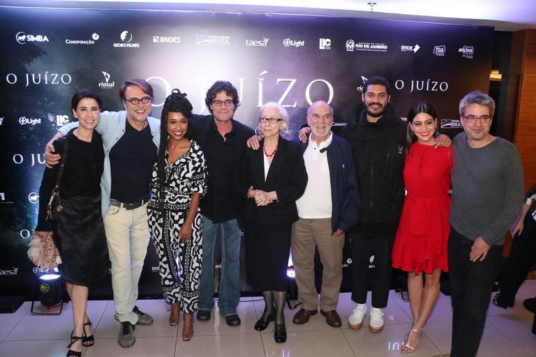 Famosos vão a lançamento de filme