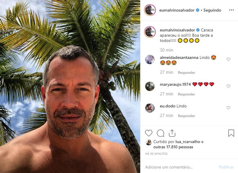 Malvino Salvador posa sem camisa ao aproveitar tarde de sol