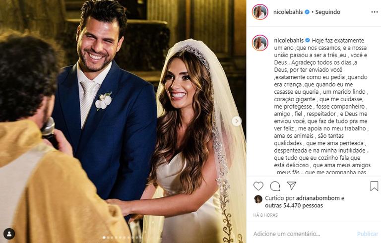 Nicole Bahls comemora um ano de casada