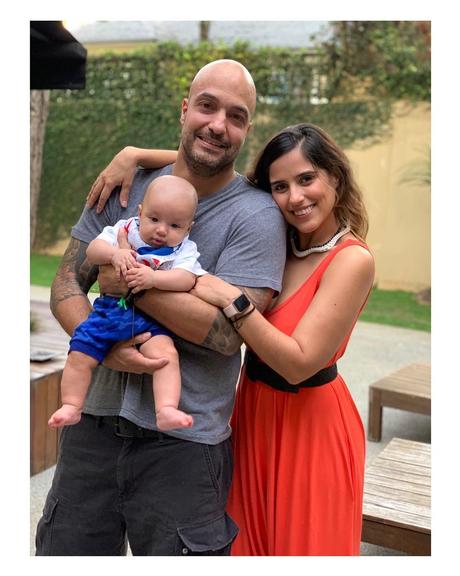 Camilla Camargo surge com marido e com filho e semelhança entre os dois impressiona