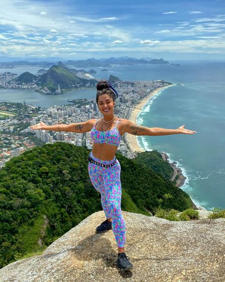 Aline Riscado posa no Morro Dois Irmãos após rapel