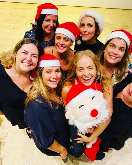 Angélica com amigas exibindo a árvore de Natal