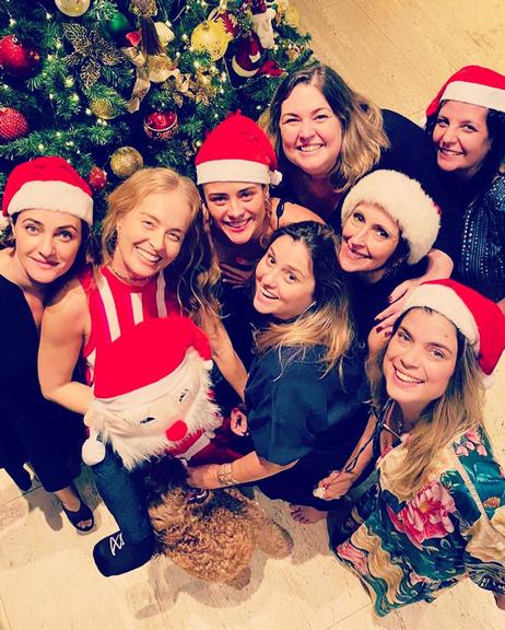 Angélica com amigas exibindo a árvore de Natal