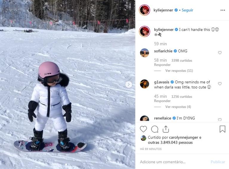 Kylie Jenner leva Stormi em sua primeira viagem com neve