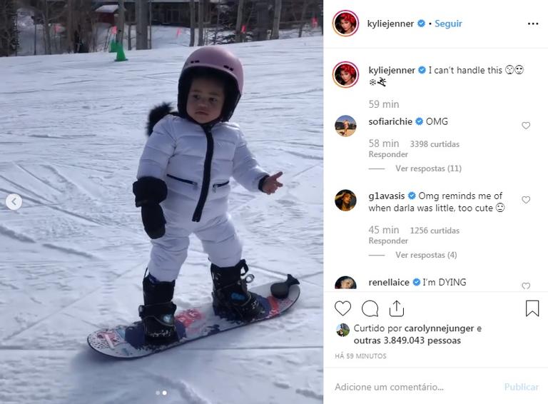 Kylie Jenner leva Stormi em sua primeira viagem com neve