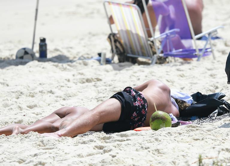 Alan Possamai e Carol Peixinho curtem praia no Rio