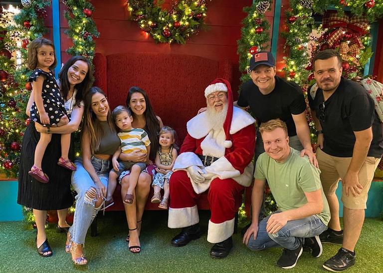 Tata Fersoza e família posam com Papai Noel