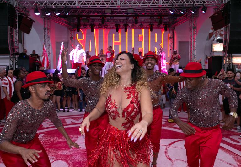 Viviane Araújo mostra samba no pé