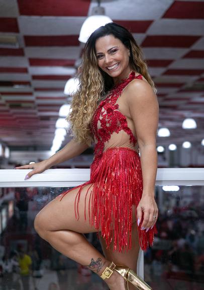 Viviane Araújo mostra look sensual em ensaio