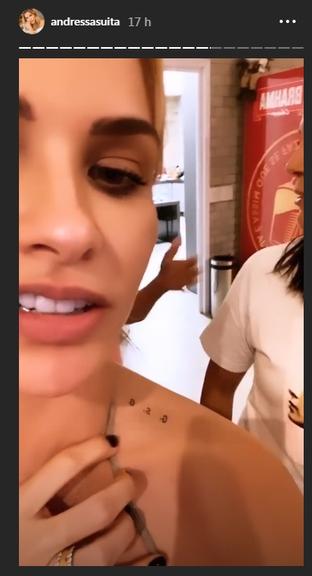 Andressa Suita faz tatuagem para homenagear marido e filhos