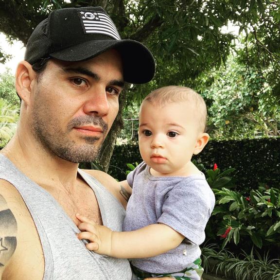 Juliano Cazarré com o filho caçula, Gaspar