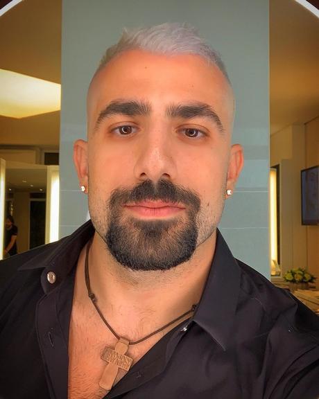 Kaysar Dadour muda o visual completamente e fãs aprovam