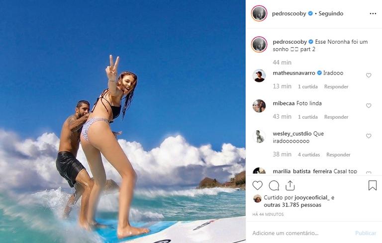 Pedro Scooby aparece surfando ao lado da namorada, Cintia