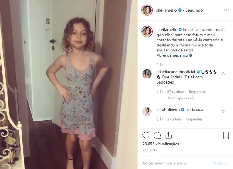 Sheila Mello mostra a filha desfilando ao som de É O Tchan