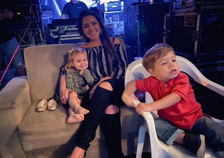 Thais Fersoza surge ao lado dos filhos assistindo show de Michel Teló e encanta