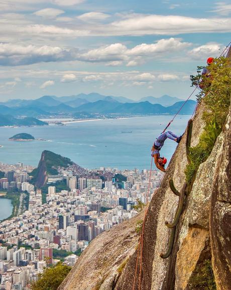 Aline Riscado impressiona web com coragem ao fazer pose nas alturas