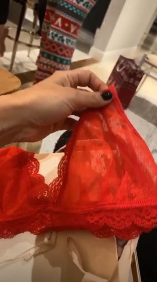 Carolina Dieckmann ganha lingerie no Amigo Secreto