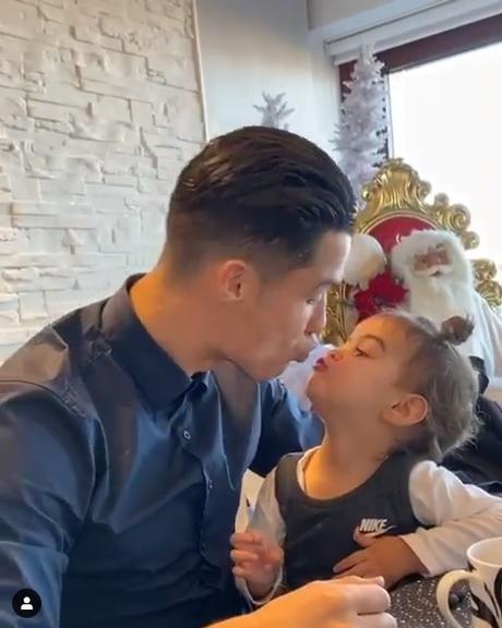 Cristiano Ronaldo surge em clique fofo com a filha