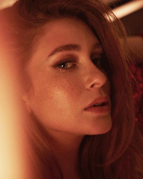 Marina Ruy Barbosa mostra sardinhas e faz charme em foto