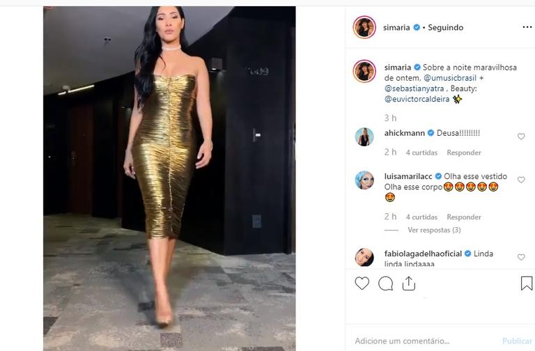 Simaria de vestido dourado