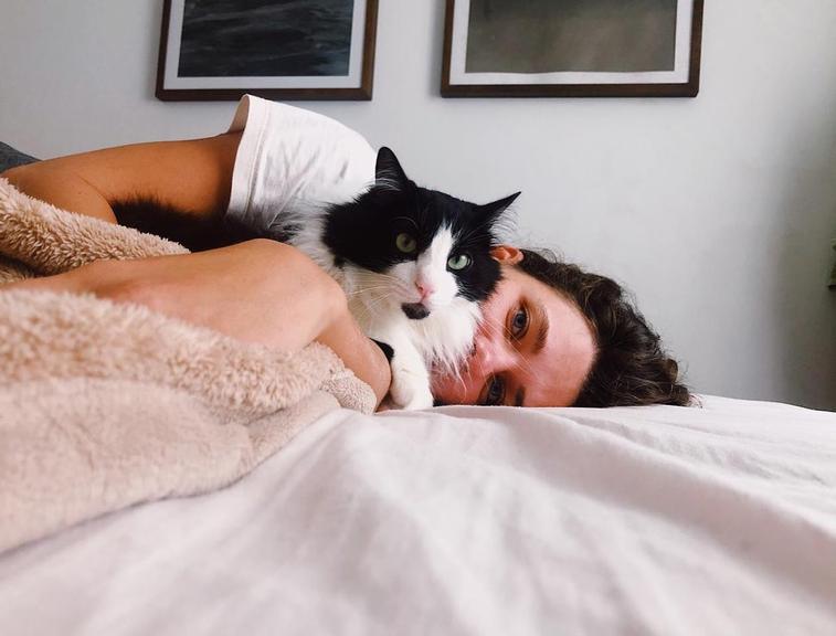 Bruna Linzmeyer com gatinho na cama