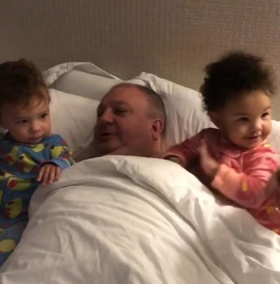 Erick Jacquin encanta a web ao compartilhar clique com filhos gêmeos