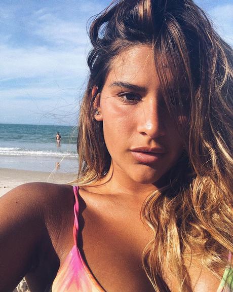 Giulia Costa exibe o bronzeado em Floripa