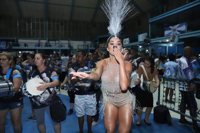 Aline Riscado acena para fotógrafo em ensaio