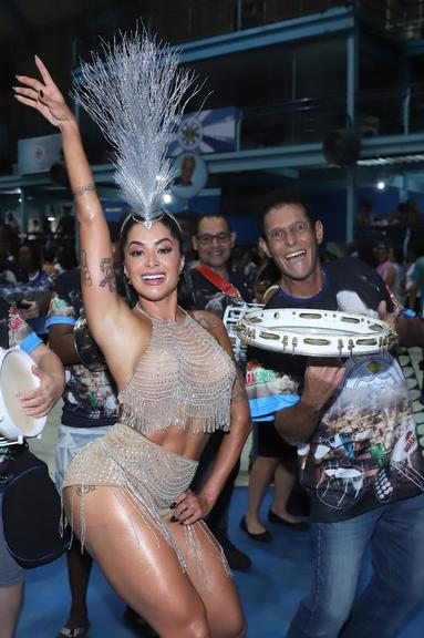 Aline Riscado mostra samba no pé em ensaio