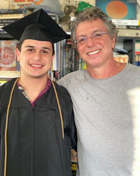 Ana Furtado e Boninho com a família na formatura do enteado